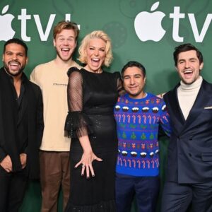 Phil Dunster Instagram - Fancy a cup of Christmas cheer?
Well get it down ya.

@hannah_waddingham is #homeforchristmas and it’s a festive fiesta goddamit.

It was a total treat to be involved.

@appletv 

P.S.
I wasn’t looking up her dress, guys…

PPSS.
Thanks @brunellocucinelli_brand 
@jamesyardley @ollielast @lucyhalperin