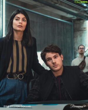 Philip Froissant Instagram - Episodes 3 4 are online!!! 💸

#onetrilliondollars #einebilliondollar 
@paramountplusde @paramountplus 

@lamastronardi @carl_malapa