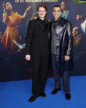 Philip Froissant Instagram - Some Blue Carpet Impressions from our Premiere Night.

It was a blast! 

One Trillion Dollars in @paramountplus / Eine Billion Dollar @paramountplusde available from 23d of November! 

Thanks for this very special night! 

📸Credit: Sebastian Gabsch, Paramount  

Also many thanks for the beautiful fits for Interviews and Carpet @emporioarmani #unpayedadvertisement
