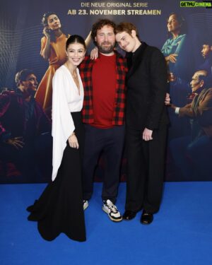 Philip Froissant Instagram - Some Blue Carpet Impressions from our Premiere Night.

It was a blast! 

One Trillion Dollars in @paramountplus / Eine Billion Dollar @paramountplusde available from 23d of November! 

Thanks for this very special night! 

📸Credit: Sebastian Gabsch, Paramount  

Also many thanks for the beautiful fits for Interviews and Carpet @emporioarmani #unpayedadvertisement
