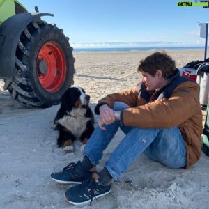 Philip Froissant Instagram - ...and then suddenly we felt this moment of deep connection...

#lovestory #setdog #netflix #blackisland