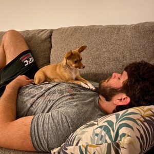 Philipe Lins Instagram - When you’re tired but your 🐶 say “get up hard work pays off” 🇺🇸 🇧🇷 Quando você está cansado e seu cachorro te acorda e fala “ levanta hora de trabalhar” 😬😁🙏💪🏆 #mma #ufc #doglover #timetowork
#hardworkpaysoffs #keepgoing #fearless #nevergiveup