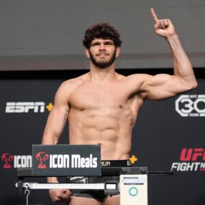 Philipe Lins Instagram - UFC Fight Night 📸

Weigh-ins / Pesagem
Result / Resultado
Post fight / pós luta

The “monstro” is back 💀 

#ufc #ufcfightnight #apex #lasvegas #mma #teamlins #monstroisback #mondaymotivation #keepgoing 
#nevergiveup