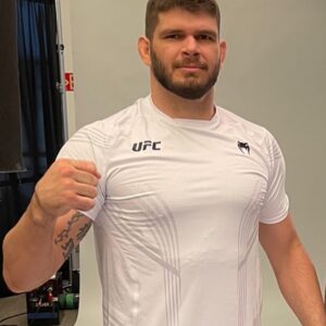Philipe Lins Instagram - Bom dia!!! Como vcs estão?! Passando por aqui para falar um pouco das coisas que aconteceram, como vocês sabem semana passada estava em Vegas para fazer minha luta no UFC e não me senti bem, um dia antes da luta tive que ir ao hospital e a luta foi cancelada naquele momento, o UFC tentou colocar a luta em outro card mais eu continuei não me sentindo bem, Todos os test de Covid que tinha feito tinham sido negativo mesmo após ter me sentido bastante mal na sexta-feira dia 7, quando retornei pra casa continuei me sentindo mal então refiz o test de Covid que também veio negativo mais os sintomas só aumentavam então achei que tinha pego uma gripe forte, achei melhor fazer outro teste no dia seguinte, esse veio positivo para Covid! Queria falar que estou em recuperação me tratando direitinho em breve estou de volta!!! 

Good Morning!!! How are you?! Passing by here to talk a little about the things that happened as you know last week I was in Vegas to do my fight in the UFC and I didn't feel well, the day before the fight I had to go to the hospital and the fight was canceled at that moment the UFC  tried to put the fight on another card but I still didn't feel well, all the Covid tests I had done had been negative even after feeling pretty bad on Friday the 7th, when I returned home I kept feeling bad so I redid it  the Covid test that also came out negative but the symptoms only increased so I did another test that came positive for Covid!  I wanted to say that I am in recovery, treating myself right, soon I am back !!! 

#keepgoing #nevergiveup #teamlins #ufc