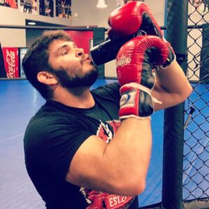 Philipe Lins Instagram - Só um golinn 😁😬 just little bit of 💦
Bom início de semana pra todos // good start to week for everyone 💪🙏🏆
#ufc #mma #teamlins #keepgoing #nevergiveup