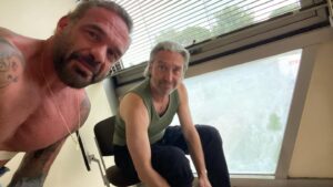 Philippe Bas Instagram - Merci beaucoup à toutes et tous de nous avoir suivis hier soir !!!! Je vous embrasse tel Vilar embrasse Martino… Merci @tf1 pour sa confiance et son audace. L’amour était sur toutes les chaînes hier soir, et c’est l’essentiel. L’action aussi ! 😉😘☀️
Bonne journée à tous ! (Replay dans ma bio)