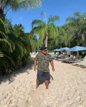 Phillipe Loures Instagram - Só se vive uma vez, mas se voce aproveita bem, uma vez já é o suficiente! Comenta um emoji verde que voce gosta, me: 🌴