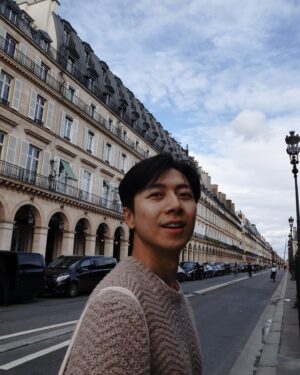 Phoebe Yuan Instagram - 先說結論：我和老魚都超級滿意這次在璞之妍的大保養！看看我們的臉在歐洲收得有多緊哈哈啊哈哈。

我固定每一到兩年都會定期打電音波來保養，我喜歡有自己年紀該有的樣子，不特別追求要年輕像是18歲，但會想要狀態看起來健康、自然、緊緻，老魚從來沒接觸過電音波，他對於臉部狀態的想法也和我蠻相同的。這方面和蔡院長溝通的過程都很專業、舒服、清晰、透明，她給我們非常好的建議，很仔細地針對我和魚的狀態和我們想要的樣子，來討論適合的療程，這次我做的是眼睛電波、索夫波加音波拉提，老魚則是全臉鳳凰電波。

對於初次鳳凰的體驗，老魚說：效果比我預期中好太多了，我很滿意現在的看起來自然緊實的樣貌。我自己則是覺得眼周電波讓眼睛更有神了，拍照起來尤其明顯。第一次嘗試最近很火紅的索夫波，讓我的上半臉有種難以用言語形容的好精神明亮感，加上音波拉提的效果，很像每天都有人偷偷從後上方拉你整個頭皮一整天（好棒好喜歡喔哈哈哈！）

最近大家看到我們的第一句話都會說：ＷＯＷ，你們最近有做什麼嗎？狀態看起來很好耶！每次聽到心裡都會偷偷開心一下，很謝謝蔡院長和璞之妍如此精準、專業、細心的照顧，讓我們可以成為自己想要的樣子。

@essenangeloclinic 

#璞之妍 #essenangelo #客製化療程 #蔡佳芬醫師 
#鳳凰電波 #美國音波 #索夫波
#非侵入式拉提 #拉提緊緻
#ThermageFLX #Ulthera #Softwave