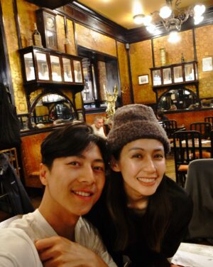 Phoebe Yuan Instagram - 先說結論：我和老魚都超級滿意這次在璞之妍的大保養！看看我們的臉在歐洲收得有多緊哈哈啊哈哈。

我固定每一到兩年都會定期打電音波來保養，我喜歡有自己年紀該有的樣子，不特別追求要年輕像是18歲，但會想要狀態看起來健康、自然、緊緻，老魚從來沒接觸過電音波，他對於臉部狀態的想法也和我蠻相同的。這方面和蔡院長溝通的過程都很專業、舒服、清晰、透明，她給我們非常好的建議，很仔細地針對我和魚的狀態和我們想要的樣子，來討論適合的療程，這次我做的是眼睛電波、索夫波加音波拉提，老魚則是全臉鳳凰電波。

對於初次鳳凰的體驗，老魚說：效果比我預期中好太多了，我很滿意現在的看起來自然緊實的樣貌。我自己則是覺得眼周電波讓眼睛更有神了，拍照起來尤其明顯。第一次嘗試最近很火紅的索夫波，讓我的上半臉有種難以用言語形容的好精神明亮感，加上音波拉提的效果，很像每天都有人偷偷從後上方拉你整個頭皮一整天（好棒好喜歡喔哈哈哈！）

最近大家看到我們的第一句話都會說：ＷＯＷ，你們最近有做什麼嗎？狀態看起來很好耶！每次聽到心裡都會偷偷開心一下，很謝謝蔡院長和璞之妍如此精準、專業、細心的照顧，讓我們可以成為自己想要的樣子。

@essenangeloclinic 

#璞之妍 #essenangelo #客製化療程 #蔡佳芬醫師 
#鳳凰電波 #美國音波 #索夫波
#非侵入式拉提 #拉提緊緻
#ThermageFLX #Ulthera #Softwave