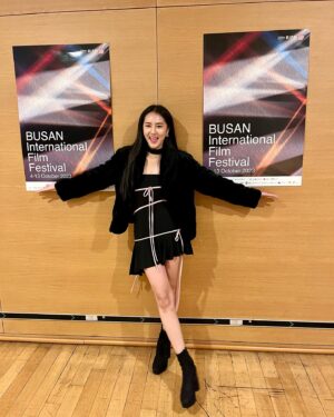 Phunthida Phairuangkij Instagram - Morrison world premiere at Busan International Film festival @busanfilmfest ภาพยนตร์เรื่องแรกกับเทศกาลหนังที่สองในชีวิต💖ตื่นเต้นมาก ตอนดูจบแบบปริ่มสุดๆ ดีใจและภูมิใจมากที่ได้มีหน้าตัวเองในหนังพี่ป้อม ต้องขอบคุณทีมงานคุณภาพทุกคนจริงๆ ตอนถ่ายสนุกมากเครียดด้วยแต่พี่อุ้มพี่ตะวันช่วยสุดๆ พอฉายแล้วก็สะใจสุดๆ special thank แม่กับเจ๊ที่ไปดูด้วยถึงเกาหลีความจริงอยากให้ป๊าดูด้วยแต่ไม่ทัน ฝาก Morrison ด้วยนะคะ จะเดินทางไปเทศกาลไหนเข้าไทยตอนไหนเจอเลย แอบสปอยว่าหนังพี่ป้อมสะใจสุดๆ ดูแล้วมันส์มากกก เข้าไทยแล้วอย่าลืมไปดูนะคะ 🎆💞 555555555 #biff2023