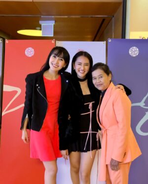 Phunthida Phairuangkij Instagram - Morrison world premiere at Busan International Film festival @busanfilmfest ภาพยนตร์เรื่องแรกกับเทศกาลหนังที่สองในชีวิต💖ตื่นเต้นมาก ตอนดูจบแบบปริ่มสุดๆ ดีใจและภูมิใจมากที่ได้มีหน้าตัวเองในหนังพี่ป้อม ต้องขอบคุณทีมงานคุณภาพทุกคนจริงๆ ตอนถ่ายสนุกมากเครียดด้วยแต่พี่อุ้มพี่ตะวันช่วยสุดๆ พอฉายแล้วก็สะใจสุดๆ special thank แม่กับเจ๊ที่ไปดูด้วยถึงเกาหลีความจริงอยากให้ป๊าดูด้วยแต่ไม่ทัน ฝาก Morrison ด้วยนะคะ จะเดินทางไปเทศกาลไหนเข้าไทยตอนไหนเจอเลย แอบสปอยว่าหนังพี่ป้อมสะใจสุดๆ ดูแล้วมันส์มากกก เข้าไทยแล้วอย่าลืมไปดูนะคะ 🎆💞 555555555 #biff2023