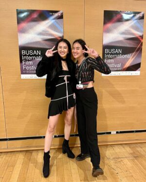 Phunthida Phairuangkij Instagram - Morrison world premiere at Busan International Film festival @busanfilmfest ภาพยนตร์เรื่องแรกกับเทศกาลหนังที่สองในชีวิต💖ตื่นเต้นมาก ตอนดูจบแบบปริ่มสุดๆ ดีใจและภูมิใจมากที่ได้มีหน้าตัวเองในหนังพี่ป้อม ต้องขอบคุณทีมงานคุณภาพทุกคนจริงๆ ตอนถ่ายสนุกมากเครียดด้วยแต่พี่อุ้มพี่ตะวันช่วยสุดๆ พอฉายแล้วก็สะใจสุดๆ special thank แม่กับเจ๊ที่ไปดูด้วยถึงเกาหลีความจริงอยากให้ป๊าดูด้วยแต่ไม่ทัน ฝาก Morrison ด้วยนะคะ จะเดินทางไปเทศกาลไหนเข้าไทยตอนไหนเจอเลย แอบสปอยว่าหนังพี่ป้อมสะใจสุดๆ ดูแล้วมันส์มากกก เข้าไทยแล้วอย่าลืมไปดูนะคะ 🎆💞 555555555 #biff2023