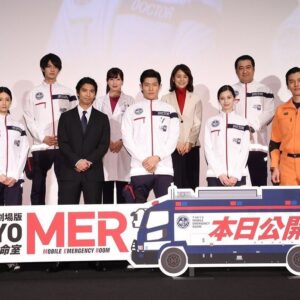 Phương Chị Instagram - 連日、沢山の方からのコメントやDMで、どれだけの人にMERを愛して頂いているのかを実感する日々です。
⁡
ホアン・ラン・ミンという役を演じさせて頂いてから今年で三年目になりますが、役者人生で同じ役を演じさせて頂ける事ってなかなか無いので、有り難い経験をさせて頂いています。
それもまた、MERを愛して下さる皆様がいてからこその事です。
⁡
連続ドラマが始まった時は映画化までいくなんて思ってもいなかったです。
主演の亮平さんも試写会で仰っていましたが、コロナ禍と共にMERという作品は始まったので、当初はどれだけの方に受け入れて頂けるのだろうと、私も思っていました。
⁡
今でも覚えています。
⁡
連ドラ初回の放送の時、MERの撮影で地方のホテルに泊まっていたので、部屋のTVの前でスタンバイしていたんですよね。
⁡
いざ、放送が始まって、手に汗握りながら、終始ドキドキしながら、最後まで見終わって。
終わったと同時に、携帯が鳴り止まなかったんです。
⁡
私をずっと応援して下さっているファンの皆様。
初めましての皆様。
お仕事でお世話になっている皆様。
家族、親友、友達。
⁡
中には、私には届いていないだけで、もしかしたら賛否両論とかあるとは思います。
⁡
でも大半が熱いメッセージで、嬉しさと安心感のあまり、手の震えが止まりませんでした。
⁡
まるで昨日のような記憶。
⁡
そこからですね。
⁡
連ドラ、スペシャルドラマ、映画と、どんなにしんどくて大変で辛い日々でも、走り抜いて乗り越えられたのは、他でも無いMERを愛して下さっている全ての皆様のお声のお陰でした。
⁡
そして、最初から最後まで共にたたかってくださった共演者の皆様やスタッフの皆様の存在にも沢山救われました。
⁡
今では私にとってかけがえのない、家族みたいな存在です。
⁡
MERに出会えた事が
私の人生にとっての財産になりました。
⁡
医療モノの作品なので、医療従事者の皆様からのメッセージが特に多いのですが
⁡
嬉しい事に
⁡
医療の道を進んでいる皆様や今目指している方からはこれからも頑張ります。などと。
⁡
そして、医療の道を諦めてしまった方々からも。
⁡
もう一度、頑張ろうと思いました。と。
⁡
なんと嬉しい事でしょう。
この上無いくらい、私は嬉しかったです。
⁡
誰かの人生の応援になっていたり、力になれているから、私はこのお仕事が好きです。
自分でも、このお仕事で何度も挫折した事もあるし、諦めようかなって思った事もあるし、なんなら今でもたまにあります。
それでも頑張ろうと、頑張らなきゃと、再び立ち上がれるのは一人でも応援してくださる方がいてくださるからで。
この作品を当事者ではなく、どうしても客観的にしか見れないのはきっと、私も皆様みたいに、この作品で
⁡
なんだ、まだ私頑張れる。
⁡
って思えてるからなんだろうなと思います。
⁡
だからこそ、そういうお声がとっても嬉しくて、そして、誰よりも私が、力をもらっています。
⁡
お礼を言うのは私の方です。
⁡
お返事をする事は出来ないのですが、いつも皆様からのコメント、DM、ストーリーズ、全て目を通させて頂いています。
いつも、本当にありがとう。
心から感謝の気持ちで一杯です。
⁡
MERという作品は
世界中の医療従事者の皆様に向けて
感謝と敬意の気持ちを込めて作られました。
⁡
医療従事者の皆様は勿論の事
MERは頑張っている全ての皆様の背中を押し、
そして、頑張っている全ての皆様にとって、人生の賛歌になったらいいなと思っています。
⁡
そして、この作品がこれからもずっと、皆様の心の中で生き続きますように。
⁡
貴方にとって大切な人と
大切な時間を共有して頂けたら嬉しいです。
⁡
今日もどこかで誰かの為に命を張って命を助けるヒーロー達の勇姿を最後まで見届けて下さい。
⁡
待っていては救えない命があるー。
⁡
もっと広がれー！MERの輪😊