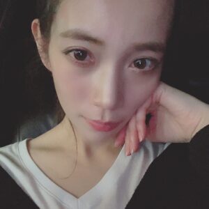 Phương Chị Instagram - 今日はリモートでちょっとしたお仕事があったので、100億年ぶりにメイクしましたん。
約二週間全くメイクしていなかったので、若干やり方忘れてた。w
.
そんでもって二週間殆ど掃除出来なかったからお家全体大掃除並みに掃除して、大量の洗濯物やラグや布団も洗濯出来て超自己満☺️
お家は常に綺麗じゃなきゃ嫌なんです😳w
.
ちなみに私は自分メイク15分くらいで終わる👀
髪の毛も15分くらいだから合わせて準備30分程。w
.
皆はどれくらいなのかしら😳？