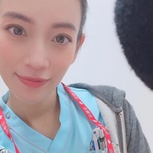Phương Chị Instagram - 連日、沢山の方からのコメントやDMで、どれだけの人にMERを愛して頂いているのかを実感する日々です。
⁡
ホアン・ラン・ミンという役を演じさせて頂いてから今年で三年目になりますが、役者人生で同じ役を演じさせて頂ける事ってなかなか無いので、有り難い経験をさせて頂いています。
それもまた、MERを愛して下さる皆様がいてからこその事です。
⁡
連続ドラマが始まった時は映画化までいくなんて思ってもいなかったです。
主演の亮平さんも試写会で仰っていましたが、コロナ禍と共にMERという作品は始まったので、当初はどれだけの方に受け入れて頂けるのだろうと、私も思っていました。
⁡
今でも覚えています。
⁡
連ドラ初回の放送の時、MERの撮影で地方のホテルに泊まっていたので、部屋のTVの前でスタンバイしていたんですよね。
⁡
いざ、放送が始まって、手に汗握りながら、終始ドキドキしながら、最後まで見終わって。
終わったと同時に、携帯が鳴り止まなかったんです。
⁡
私をずっと応援して下さっているファンの皆様。
初めましての皆様。
お仕事でお世話になっている皆様。
家族、親友、友達。
⁡
中には、私には届いていないだけで、もしかしたら賛否両論とかあるとは思います。
⁡
でも大半が熱いメッセージで、嬉しさと安心感のあまり、手の震えが止まりませんでした。
⁡
まるで昨日のような記憶。
⁡
そこからですね。
⁡
連ドラ、スペシャルドラマ、映画と、どんなにしんどくて大変で辛い日々でも、走り抜いて乗り越えられたのは、他でも無いMERを愛して下さっている全ての皆様のお声のお陰でした。
⁡
そして、最初から最後まで共にたたかってくださった共演者の皆様やスタッフの皆様の存在にも沢山救われました。
⁡
今では私にとってかけがえのない、家族みたいな存在です。
⁡
MERに出会えた事が
私の人生にとっての財産になりました。
⁡
医療モノの作品なので、医療従事者の皆様からのメッセージが特に多いのですが
⁡
嬉しい事に
⁡
医療の道を進んでいる皆様や今目指している方からはこれからも頑張ります。などと。
⁡
そして、医療の道を諦めてしまった方々からも。
⁡
もう一度、頑張ろうと思いました。と。
⁡
なんと嬉しい事でしょう。
この上無いくらい、私は嬉しかったです。
⁡
誰かの人生の応援になっていたり、力になれているから、私はこのお仕事が好きです。
自分でも、このお仕事で何度も挫折した事もあるし、諦めようかなって思った事もあるし、なんなら今でもたまにあります。
それでも頑張ろうと、頑張らなきゃと、再び立ち上がれるのは一人でも応援してくださる方がいてくださるからで。
この作品を当事者ではなく、どうしても客観的にしか見れないのはきっと、私も皆様みたいに、この作品で
⁡
なんだ、まだ私頑張れる。
⁡
って思えてるからなんだろうなと思います。
⁡
だからこそ、そういうお声がとっても嬉しくて、そして、誰よりも私が、力をもらっています。
⁡
お礼を言うのは私の方です。
⁡
お返事をする事は出来ないのですが、いつも皆様からのコメント、DM、ストーリーズ、全て目を通させて頂いています。
いつも、本当にありがとう。
心から感謝の気持ちで一杯です。
⁡
MERという作品は
世界中の医療従事者の皆様に向けて
感謝と敬意の気持ちを込めて作られました。
⁡
医療従事者の皆様は勿論の事
MERは頑張っている全ての皆様の背中を押し、
そして、頑張っている全ての皆様にとって、人生の賛歌になったらいいなと思っています。
⁡
そして、この作品がこれからもずっと、皆様の心の中で生き続きますように。
⁡
貴方にとって大切な人と
大切な時間を共有して頂けたら嬉しいです。
⁡
今日もどこかで誰かの為に命を張って命を助けるヒーロー達の勇姿を最後まで見届けて下さい。
⁡
待っていては救えない命があるー。
⁡
もっと広がれー！MERの輪😊