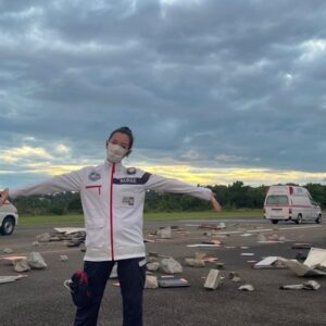 Phương Chị Instagram - 連日、沢山の方からのコメントやDMで、どれだけの人にMERを愛して頂いているのかを実感する日々です。
⁡
ホアン・ラン・ミンという役を演じさせて頂いてから今年で三年目になりますが、役者人生で同じ役を演じさせて頂ける事ってなかなか無いので、有り難い経験をさせて頂いています。
それもまた、MERを愛して下さる皆様がいてからこその事です。
⁡
連続ドラマが始まった時は映画化までいくなんて思ってもいなかったです。
主演の亮平さんも試写会で仰っていましたが、コロナ禍と共にMERという作品は始まったので、当初はどれだけの方に受け入れて頂けるのだろうと、私も思っていました。
⁡
今でも覚えています。
⁡
連ドラ初回の放送の時、MERの撮影で地方のホテルに泊まっていたので、部屋のTVの前でスタンバイしていたんですよね。
⁡
いざ、放送が始まって、手に汗握りながら、終始ドキドキしながら、最後まで見終わって。
終わったと同時に、携帯が鳴り止まなかったんです。
⁡
私をずっと応援して下さっているファンの皆様。
初めましての皆様。
お仕事でお世話になっている皆様。
家族、親友、友達。
⁡
中には、私には届いていないだけで、もしかしたら賛否両論とかあるとは思います。
⁡
でも大半が熱いメッセージで、嬉しさと安心感のあまり、手の震えが止まりませんでした。
⁡
まるで昨日のような記憶。
⁡
そこからですね。
⁡
連ドラ、スペシャルドラマ、映画と、どんなにしんどくて大変で辛い日々でも、走り抜いて乗り越えられたのは、他でも無いMERを愛して下さっている全ての皆様のお声のお陰でした。
⁡
そして、最初から最後まで共にたたかってくださった共演者の皆様やスタッフの皆様の存在にも沢山救われました。
⁡
今では私にとってかけがえのない、家族みたいな存在です。
⁡
MERに出会えた事が
私の人生にとっての財産になりました。
⁡
医療モノの作品なので、医療従事者の皆様からのメッセージが特に多いのですが
⁡
嬉しい事に
⁡
医療の道を進んでいる皆様や今目指している方からはこれからも頑張ります。などと。
⁡
そして、医療の道を諦めてしまった方々からも。
⁡
もう一度、頑張ろうと思いました。と。
⁡
なんと嬉しい事でしょう。
この上無いくらい、私は嬉しかったです。
⁡
誰かの人生の応援になっていたり、力になれているから、私はこのお仕事が好きです。
自分でも、このお仕事で何度も挫折した事もあるし、諦めようかなって思った事もあるし、なんなら今でもたまにあります。
それでも頑張ろうと、頑張らなきゃと、再び立ち上がれるのは一人でも応援してくださる方がいてくださるからで。
この作品を当事者ではなく、どうしても客観的にしか見れないのはきっと、私も皆様みたいに、この作品で
⁡
なんだ、まだ私頑張れる。
⁡
って思えてるからなんだろうなと思います。
⁡
だからこそ、そういうお声がとっても嬉しくて、そして、誰よりも私が、力をもらっています。
⁡
お礼を言うのは私の方です。
⁡
お返事をする事は出来ないのですが、いつも皆様からのコメント、DM、ストーリーズ、全て目を通させて頂いています。
いつも、本当にありがとう。
心から感謝の気持ちで一杯です。
⁡
MERという作品は
世界中の医療従事者の皆様に向けて
感謝と敬意の気持ちを込めて作られました。
⁡
医療従事者の皆様は勿論の事
MERは頑張っている全ての皆様の背中を押し、
そして、頑張っている全ての皆様にとって、人生の賛歌になったらいいなと思っています。
⁡
そして、この作品がこれからもずっと、皆様の心の中で生き続きますように。
⁡
貴方にとって大切な人と
大切な時間を共有して頂けたら嬉しいです。
⁡
今日もどこかで誰かの為に命を張って命を助けるヒーロー達の勇姿を最後まで見届けて下さい。
⁡
待っていては救えない命があるー。
⁡
もっと広がれー！MERの輪😊