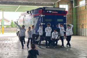 Phương Chị Instagram - 連日、沢山の方からのコメントやDMで、どれだけの人にMERを愛して頂いているのかを実感する日々です。
⁡
ホアン・ラン・ミンという役を演じさせて頂いてから今年で三年目になりますが、役者人生で同じ役を演じさせて頂ける事ってなかなか無いので、有り難い経験をさせて頂いています。
それもまた、MERを愛して下さる皆様がいてからこその事です。
⁡
連続ドラマが始まった時は映画化までいくなんて思ってもいなかったです。
主演の亮平さんも試写会で仰っていましたが、コロナ禍と共にMERという作品は始まったので、当初はどれだけの方に受け入れて頂けるのだろうと、私も思っていました。
⁡
今でも覚えています。
⁡
連ドラ初回の放送の時、MERの撮影で地方のホテルに泊まっていたので、部屋のTVの前でスタンバイしていたんですよね。
⁡
いざ、放送が始まって、手に汗握りながら、終始ドキドキしながら、最後まで見終わって。
終わったと同時に、携帯が鳴り止まなかったんです。
⁡
私をずっと応援して下さっているファンの皆様。
初めましての皆様。
お仕事でお世話になっている皆様。
家族、親友、友達。
⁡
中には、私には届いていないだけで、もしかしたら賛否両論とかあるとは思います。
⁡
でも大半が熱いメッセージで、嬉しさと安心感のあまり、手の震えが止まりませんでした。
⁡
まるで昨日のような記憶。
⁡
そこからですね。
⁡
連ドラ、スペシャルドラマ、映画と、どんなにしんどくて大変で辛い日々でも、走り抜いて乗り越えられたのは、他でも無いMERを愛して下さっている全ての皆様のお声のお陰でした。
⁡
そして、最初から最後まで共にたたかってくださった共演者の皆様やスタッフの皆様の存在にも沢山救われました。
⁡
今では私にとってかけがえのない、家族みたいな存在です。
⁡
MERに出会えた事が
私の人生にとっての財産になりました。
⁡
医療モノの作品なので、医療従事者の皆様からのメッセージが特に多いのですが
⁡
嬉しい事に
⁡
医療の道を進んでいる皆様や今目指している方からはこれからも頑張ります。などと。
⁡
そして、医療の道を諦めてしまった方々からも。
⁡
もう一度、頑張ろうと思いました。と。
⁡
なんと嬉しい事でしょう。
この上無いくらい、私は嬉しかったです。
⁡
誰かの人生の応援になっていたり、力になれているから、私はこのお仕事が好きです。
自分でも、このお仕事で何度も挫折した事もあるし、諦めようかなって思った事もあるし、なんなら今でもたまにあります。
それでも頑張ろうと、頑張らなきゃと、再び立ち上がれるのは一人でも応援してくださる方がいてくださるからで。
この作品を当事者ではなく、どうしても客観的にしか見れないのはきっと、私も皆様みたいに、この作品で
⁡
なんだ、まだ私頑張れる。
⁡
って思えてるからなんだろうなと思います。
⁡
だからこそ、そういうお声がとっても嬉しくて、そして、誰よりも私が、力をもらっています。
⁡
お礼を言うのは私の方です。
⁡
お返事をする事は出来ないのですが、いつも皆様からのコメント、DM、ストーリーズ、全て目を通させて頂いています。
いつも、本当にありがとう。
心から感謝の気持ちで一杯です。
⁡
MERという作品は
世界中の医療従事者の皆様に向けて
感謝と敬意の気持ちを込めて作られました。
⁡
医療従事者の皆様は勿論の事
MERは頑張っている全ての皆様の背中を押し、
そして、頑張っている全ての皆様にとって、人生の賛歌になったらいいなと思っています。
⁡
そして、この作品がこれからもずっと、皆様の心の中で生き続きますように。
⁡
貴方にとって大切な人と
大切な時間を共有して頂けたら嬉しいです。
⁡
今日もどこかで誰かの為に命を張って命を助けるヒーロー達の勇姿を最後まで見届けて下さい。
⁡
待っていては救えない命があるー。
⁡
もっと広がれー！MERの輪😊