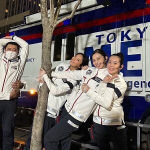 Phương Chị Instagram - 連日、沢山の方からのコメントやDMで、どれだけの人にMERを愛して頂いているのかを実感する日々です。
⁡
ホアン・ラン・ミンという役を演じさせて頂いてから今年で三年目になりますが、役者人生で同じ役を演じさせて頂ける事ってなかなか無いので、有り難い経験をさせて頂いています。
それもまた、MERを愛して下さる皆様がいてからこその事です。
⁡
連続ドラマが始まった時は映画化までいくなんて思ってもいなかったです。
主演の亮平さんも試写会で仰っていましたが、コロナ禍と共にMERという作品は始まったので、当初はどれだけの方に受け入れて頂けるのだろうと、私も思っていました。
⁡
今でも覚えています。
⁡
連ドラ初回の放送の時、MERの撮影で地方のホテルに泊まっていたので、部屋のTVの前でスタンバイしていたんですよね。
⁡
いざ、放送が始まって、手に汗握りながら、終始ドキドキしながら、最後まで見終わって。
終わったと同時に、携帯が鳴り止まなかったんです。
⁡
私をずっと応援して下さっているファンの皆様。
初めましての皆様。
お仕事でお世話になっている皆様。
家族、親友、友達。
⁡
中には、私には届いていないだけで、もしかしたら賛否両論とかあるとは思います。
⁡
でも大半が熱いメッセージで、嬉しさと安心感のあまり、手の震えが止まりませんでした。
⁡
まるで昨日のような記憶。
⁡
そこからですね。
⁡
連ドラ、スペシャルドラマ、映画と、どんなにしんどくて大変で辛い日々でも、走り抜いて乗り越えられたのは、他でも無いMERを愛して下さっている全ての皆様のお声のお陰でした。
⁡
そして、最初から最後まで共にたたかってくださった共演者の皆様やスタッフの皆様の存在にも沢山救われました。
⁡
今では私にとってかけがえのない、家族みたいな存在です。
⁡
MERに出会えた事が
私の人生にとっての財産になりました。
⁡
医療モノの作品なので、医療従事者の皆様からのメッセージが特に多いのですが
⁡
嬉しい事に
⁡
医療の道を進んでいる皆様や今目指している方からはこれからも頑張ります。などと。
⁡
そして、医療の道を諦めてしまった方々からも。
⁡
もう一度、頑張ろうと思いました。と。
⁡
なんと嬉しい事でしょう。
この上無いくらい、私は嬉しかったです。
⁡
誰かの人生の応援になっていたり、力になれているから、私はこのお仕事が好きです。
自分でも、このお仕事で何度も挫折した事もあるし、諦めようかなって思った事もあるし、なんなら今でもたまにあります。
それでも頑張ろうと、頑張らなきゃと、再び立ち上がれるのは一人でも応援してくださる方がいてくださるからで。
この作品を当事者ではなく、どうしても客観的にしか見れないのはきっと、私も皆様みたいに、この作品で
⁡
なんだ、まだ私頑張れる。
⁡
って思えてるからなんだろうなと思います。
⁡
だからこそ、そういうお声がとっても嬉しくて、そして、誰よりも私が、力をもらっています。
⁡
お礼を言うのは私の方です。
⁡
お返事をする事は出来ないのですが、いつも皆様からのコメント、DM、ストーリーズ、全て目を通させて頂いています。
いつも、本当にありがとう。
心から感謝の気持ちで一杯です。
⁡
MERという作品は
世界中の医療従事者の皆様に向けて
感謝と敬意の気持ちを込めて作られました。
⁡
医療従事者の皆様は勿論の事
MERは頑張っている全ての皆様の背中を押し、
そして、頑張っている全ての皆様にとって、人生の賛歌になったらいいなと思っています。
⁡
そして、この作品がこれからもずっと、皆様の心の中で生き続きますように。
⁡
貴方にとって大切な人と
大切な時間を共有して頂けたら嬉しいです。
⁡
今日もどこかで誰かの為に命を張って命を助けるヒーロー達の勇姿を最後まで見届けて下さい。
⁡
待っていては救えない命があるー。
⁡
もっと広がれー！MERの輪😊