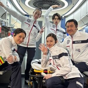 Phương Chị Instagram - 連日、沢山の方からのコメントやDMで、どれだけの人にMERを愛して頂いているのかを実感する日々です。
⁡
ホアン・ラン・ミンという役を演じさせて頂いてから今年で三年目になりますが、役者人生で同じ役を演じさせて頂ける事ってなかなか無いので、有り難い経験をさせて頂いています。
それもまた、MERを愛して下さる皆様がいてからこその事です。
⁡
連続ドラマが始まった時は映画化までいくなんて思ってもいなかったです。
主演の亮平さんも試写会で仰っていましたが、コロナ禍と共にMERという作品は始まったので、当初はどれだけの方に受け入れて頂けるのだろうと、私も思っていました。
⁡
今でも覚えています。
⁡
連ドラ初回の放送の時、MERの撮影で地方のホテルに泊まっていたので、部屋のTVの前でスタンバイしていたんですよね。
⁡
いざ、放送が始まって、手に汗握りながら、終始ドキドキしながら、最後まで見終わって。
終わったと同時に、携帯が鳴り止まなかったんです。
⁡
私をずっと応援して下さっているファンの皆様。
初めましての皆様。
お仕事でお世話になっている皆様。
家族、親友、友達。
⁡
中には、私には届いていないだけで、もしかしたら賛否両論とかあるとは思います。
⁡
でも大半が熱いメッセージで、嬉しさと安心感のあまり、手の震えが止まりませんでした。
⁡
まるで昨日のような記憶。
⁡
そこからですね。
⁡
連ドラ、スペシャルドラマ、映画と、どんなにしんどくて大変で辛い日々でも、走り抜いて乗り越えられたのは、他でも無いMERを愛して下さっている全ての皆様のお声のお陰でした。
⁡
そして、最初から最後まで共にたたかってくださった共演者の皆様やスタッフの皆様の存在にも沢山救われました。
⁡
今では私にとってかけがえのない、家族みたいな存在です。
⁡
MERに出会えた事が
私の人生にとっての財産になりました。
⁡
医療モノの作品なので、医療従事者の皆様からのメッセージが特に多いのですが
⁡
嬉しい事に
⁡
医療の道を進んでいる皆様や今目指している方からはこれからも頑張ります。などと。
⁡
そして、医療の道を諦めてしまった方々からも。
⁡
もう一度、頑張ろうと思いました。と。
⁡
なんと嬉しい事でしょう。
この上無いくらい、私は嬉しかったです。
⁡
誰かの人生の応援になっていたり、力になれているから、私はこのお仕事が好きです。
自分でも、このお仕事で何度も挫折した事もあるし、諦めようかなって思った事もあるし、なんなら今でもたまにあります。
それでも頑張ろうと、頑張らなきゃと、再び立ち上がれるのは一人でも応援してくださる方がいてくださるからで。
この作品を当事者ではなく、どうしても客観的にしか見れないのはきっと、私も皆様みたいに、この作品で
⁡
なんだ、まだ私頑張れる。
⁡
って思えてるからなんだろうなと思います。
⁡
だからこそ、そういうお声がとっても嬉しくて、そして、誰よりも私が、力をもらっています。
⁡
お礼を言うのは私の方です。
⁡
お返事をする事は出来ないのですが、いつも皆様からのコメント、DM、ストーリーズ、全て目を通させて頂いています。
いつも、本当にありがとう。
心から感謝の気持ちで一杯です。
⁡
MERという作品は
世界中の医療従事者の皆様に向けて
感謝と敬意の気持ちを込めて作られました。
⁡
医療従事者の皆様は勿論の事
MERは頑張っている全ての皆様の背中を押し、
そして、頑張っている全ての皆様にとって、人生の賛歌になったらいいなと思っています。
⁡
そして、この作品がこれからもずっと、皆様の心の中で生き続きますように。
⁡
貴方にとって大切な人と
大切な時間を共有して頂けたら嬉しいです。
⁡
今日もどこかで誰かの為に命を張って命を助けるヒーロー達の勇姿を最後まで見届けて下さい。
⁡
待っていては救えない命があるー。
⁡
もっと広がれー！MERの輪😊