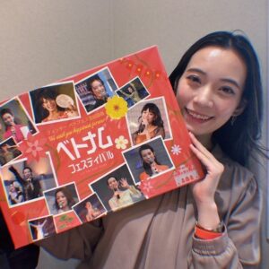 Phương Chị Instagram - 『池袋ベトナムフェスティバル 2023』一日目
御来場下さった皆様
ありがとうございました。
⁡
そして、日越外交関係樹立50周年
おめでとうございます。
⁡
開会式の終盤で、いきなりステージ上で呼ばれ、何かと思ったら、スタッフの皆様がベトフェス宣伝部長＆総合司会の勤続10周年以上との事でサプライズでお祝いをして下さいました！！！
何にも知らなかったから本当にびっくり。
気が付いたらベトフェス10年以上も携わらせて頂いています。
感無量。感謝の気持ちでいっぱいです。
⁡
そんな私の成長を一番見て下さっている中村尚登さん。
お父さんみたいな存在です。
⁡
ベトフェス。
何年経とうが、これからも携わっていきたいイベントです。
⁡
"Ikebukuro Vietnam Festival 2023" Day 1
Everyone who came to visit us
thank you very much.
⁡
And the 50th anniversary of the establishment of Japan-Vietnam diplomatic relations
congratulations.
⁡
At the end of the opening ceremony, I was suddenly called up on stage, and when I wondered what it was, all the staff gave me a surprise celebration because it was over 10 years since I worked as the head of advertising and general moderator of Vietfes! ! !
I was really surprised because I didn't know anything about it.
Before I knew it, I have been involved in Vietfes for over 10 years.
Emotionless. I am filled with gratitude.
⁡
Mr. Hisato Nakamura, who has watched me grow the most.
He is like a father.
⁡
Vietfes.
No matter how many years have passed, this is an event that I would like to continue to participate in.
⁡
Lễ hội Ikebukuro Việt Nam 2023" Ngày 1
Tất cả những người đã đến thăm chúng tôi
Cảm ơn rất nhiều.
⁡
Và kỷ niệm 50 năm thiết lập quan hệ ngoại giao Nhật Bản-Việt Nam
Chúc mừng.
⁡
Kết thúc lễ khai trương, tôi bất ngờ được gọi lên sân khấu, khi tôi thắc mắc không biết đó là chuyện gì thì tất cả nhân viên đã chúc mừng tôi một cách bất ngờ vì đã hơn 10 năm tôi làm trưởng phòng quảng cáo kiêm tổng điều hành của công ty. Vietfest! ! !
Tôi thực sự ngạc nhiên vì tôi không biết gì về nó.
Trước khi tôi biết điều đó, tôi đã tham gia lễ hội Việt Nam hơn 10 năm.
vô cảm. Tôi tràn đầy lòng biết ơn.
⁡
Thầy Hisato Nakamura, người đã chứng kiến ​​tôi trưởng thành nhất.
Anh ấy giống như một người cha.
⁡
Lễ hội Việt.
Cho dù bao nhiêu năm đã trôi qua, đây là một sự kiện mà tôi muốn tiếp tục tham gia.