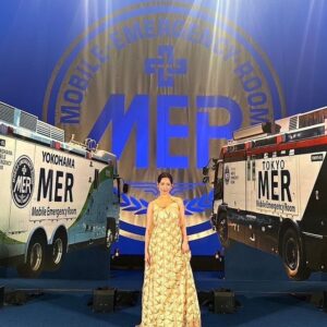 Phương Chị Instagram - 連日、沢山の方からのコメントやDMで、どれだけの人にMERを愛して頂いているのかを実感する日々です。
⁡
ホアン・ラン・ミンという役を演じさせて頂いてから今年で三年目になりますが、役者人生で同じ役を演じさせて頂ける事ってなかなか無いので、有り難い経験をさせて頂いています。
それもまた、MERを愛して下さる皆様がいてからこその事です。
⁡
連続ドラマが始まった時は映画化までいくなんて思ってもいなかったです。
主演の亮平さんも試写会で仰っていましたが、コロナ禍と共にMERという作品は始まったので、当初はどれだけの方に受け入れて頂けるのだろうと、私も思っていました。
⁡
今でも覚えています。
⁡
連ドラ初回の放送の時、MERの撮影で地方のホテルに泊まっていたので、部屋のTVの前でスタンバイしていたんですよね。
⁡
いざ、放送が始まって、手に汗握りながら、終始ドキドキしながら、最後まで見終わって。
終わったと同時に、携帯が鳴り止まなかったんです。
⁡
私をずっと応援して下さっているファンの皆様。
初めましての皆様。
お仕事でお世話になっている皆様。
家族、親友、友達。
⁡
中には、私には届いていないだけで、もしかしたら賛否両論とかあるとは思います。
⁡
でも大半が熱いメッセージで、嬉しさと安心感のあまり、手の震えが止まりませんでした。
⁡
まるで昨日のような記憶。
⁡
そこからですね。
⁡
連ドラ、スペシャルドラマ、映画と、どんなにしんどくて大変で辛い日々でも、走り抜いて乗り越えられたのは、他でも無いMERを愛して下さっている全ての皆様のお声のお陰でした。
⁡
そして、最初から最後まで共にたたかってくださった共演者の皆様やスタッフの皆様の存在にも沢山救われました。
⁡
今では私にとってかけがえのない、家族みたいな存在です。
⁡
MERに出会えた事が
私の人生にとっての財産になりました。
⁡
医療モノの作品なので、医療従事者の皆様からのメッセージが特に多いのですが
⁡
嬉しい事に
⁡
医療の道を進んでいる皆様や今目指している方からはこれからも頑張ります。などと。
⁡
そして、医療の道を諦めてしまった方々からも。
⁡
もう一度、頑張ろうと思いました。と。
⁡
なんと嬉しい事でしょう。
この上無いくらい、私は嬉しかったです。
⁡
誰かの人生の応援になっていたり、力になれているから、私はこのお仕事が好きです。
自分でも、このお仕事で何度も挫折した事もあるし、諦めようかなって思った事もあるし、なんなら今でもたまにあります。
それでも頑張ろうと、頑張らなきゃと、再び立ち上がれるのは一人でも応援してくださる方がいてくださるからで。
この作品を当事者ではなく、どうしても客観的にしか見れないのはきっと、私も皆様みたいに、この作品で
⁡
なんだ、まだ私頑張れる。
⁡
って思えてるからなんだろうなと思います。
⁡
だからこそ、そういうお声がとっても嬉しくて、そして、誰よりも私が、力をもらっています。
⁡
お礼を言うのは私の方です。
⁡
お返事をする事は出来ないのですが、いつも皆様からのコメント、DM、ストーリーズ、全て目を通させて頂いています。
いつも、本当にありがとう。
心から感謝の気持ちで一杯です。
⁡
MERという作品は
世界中の医療従事者の皆様に向けて
感謝と敬意の気持ちを込めて作られました。
⁡
医療従事者の皆様は勿論の事
MERは頑張っている全ての皆様の背中を押し、
そして、頑張っている全ての皆様にとって、人生の賛歌になったらいいなと思っています。
⁡
そして、この作品がこれからもずっと、皆様の心の中で生き続きますように。
⁡
貴方にとって大切な人と
大切な時間を共有して頂けたら嬉しいです。
⁡
今日もどこかで誰かの為に命を張って命を助けるヒーロー達の勇姿を最後まで見届けて下さい。
⁡
待っていては救えない命があるー。
⁡
もっと広がれー！MERの輪😊