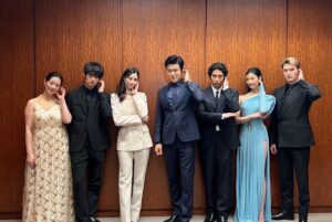 Phương Chị Instagram - 連日、沢山の方からのコメントやDMで、どれだけの人にMERを愛して頂いているのかを実感する日々です。
⁡
ホアン・ラン・ミンという役を演じさせて頂いてから今年で三年目になりますが、役者人生で同じ役を演じさせて頂ける事ってなかなか無いので、有り難い経験をさせて頂いています。
それもまた、MERを愛して下さる皆様がいてからこその事です。
⁡
連続ドラマが始まった時は映画化までいくなんて思ってもいなかったです。
主演の亮平さんも試写会で仰っていましたが、コロナ禍と共にMERという作品は始まったので、当初はどれだけの方に受け入れて頂けるのだろうと、私も思っていました。
⁡
今でも覚えています。
⁡
連ドラ初回の放送の時、MERの撮影で地方のホテルに泊まっていたので、部屋のTVの前でスタンバイしていたんですよね。
⁡
いざ、放送が始まって、手に汗握りながら、終始ドキドキしながら、最後まで見終わって。
終わったと同時に、携帯が鳴り止まなかったんです。
⁡
私をずっと応援して下さっているファンの皆様。
初めましての皆様。
お仕事でお世話になっている皆様。
家族、親友、友達。
⁡
中には、私には届いていないだけで、もしかしたら賛否両論とかあるとは思います。
⁡
でも大半が熱いメッセージで、嬉しさと安心感のあまり、手の震えが止まりませんでした。
⁡
まるで昨日のような記憶。
⁡
そこからですね。
⁡
連ドラ、スペシャルドラマ、映画と、どんなにしんどくて大変で辛い日々でも、走り抜いて乗り越えられたのは、他でも無いMERを愛して下さっている全ての皆様のお声のお陰でした。
⁡
そして、最初から最後まで共にたたかってくださった共演者の皆様やスタッフの皆様の存在にも沢山救われました。
⁡
今では私にとってかけがえのない、家族みたいな存在です。
⁡
MERに出会えた事が
私の人生にとっての財産になりました。
⁡
医療モノの作品なので、医療従事者の皆様からのメッセージが特に多いのですが
⁡
嬉しい事に
⁡
医療の道を進んでいる皆様や今目指している方からはこれからも頑張ります。などと。
⁡
そして、医療の道を諦めてしまった方々からも。
⁡
もう一度、頑張ろうと思いました。と。
⁡
なんと嬉しい事でしょう。
この上無いくらい、私は嬉しかったです。
⁡
誰かの人生の応援になっていたり、力になれているから、私はこのお仕事が好きです。
自分でも、このお仕事で何度も挫折した事もあるし、諦めようかなって思った事もあるし、なんなら今でもたまにあります。
それでも頑張ろうと、頑張らなきゃと、再び立ち上がれるのは一人でも応援してくださる方がいてくださるからで。
この作品を当事者ではなく、どうしても客観的にしか見れないのはきっと、私も皆様みたいに、この作品で
⁡
なんだ、まだ私頑張れる。
⁡
って思えてるからなんだろうなと思います。
⁡
だからこそ、そういうお声がとっても嬉しくて、そして、誰よりも私が、力をもらっています。
⁡
お礼を言うのは私の方です。
⁡
お返事をする事は出来ないのですが、いつも皆様からのコメント、DM、ストーリーズ、全て目を通させて頂いています。
いつも、本当にありがとう。
心から感謝の気持ちで一杯です。
⁡
MERという作品は
世界中の医療従事者の皆様に向けて
感謝と敬意の気持ちを込めて作られました。
⁡
医療従事者の皆様は勿論の事
MERは頑張っている全ての皆様の背中を押し、
そして、頑張っている全ての皆様にとって、人生の賛歌になったらいいなと思っています。
⁡
そして、この作品がこれからもずっと、皆様の心の中で生き続きますように。
⁡
貴方にとって大切な人と
大切な時間を共有して頂けたら嬉しいです。
⁡
今日もどこかで誰かの為に命を張って命を助けるヒーロー達の勇姿を最後まで見届けて下さい。
⁡
待っていては救えない命があるー。
⁡
もっと広がれー！MERの輪😊