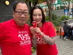 Phương Chị Instagram - 『池袋ベトナムフェスティバル 2023』一日目
御来場下さった皆様
ありがとうございました。
⁡
そして、日越外交関係樹立50周年
おめでとうございます。
⁡
開会式の終盤で、いきなりステージ上で呼ばれ、何かと思ったら、スタッフの皆様がベトフェス宣伝部長＆総合司会の勤続10周年以上との事でサプライズでお祝いをして下さいました！！！
何にも知らなかったから本当にびっくり。
気が付いたらベトフェス10年以上も携わらせて頂いています。
感無量。感謝の気持ちでいっぱいです。
⁡
そんな私の成長を一番見て下さっている中村尚登さん。
お父さんみたいな存在です。
⁡
ベトフェス。
何年経とうが、これからも携わっていきたいイベントです。
⁡
"Ikebukuro Vietnam Festival 2023" Day 1
Everyone who came to visit us
thank you very much.
⁡
And the 50th anniversary of the establishment of Japan-Vietnam diplomatic relations
congratulations.
⁡
At the end of the opening ceremony, I was suddenly called up on stage, and when I wondered what it was, all the staff gave me a surprise celebration because it was over 10 years since I worked as the head of advertising and general moderator of Vietfes! ! !
I was really surprised because I didn't know anything about it.
Before I knew it, I have been involved in Vietfes for over 10 years.
Emotionless. I am filled with gratitude.
⁡
Mr. Hisato Nakamura, who has watched me grow the most.
He is like a father.
⁡
Vietfes.
No matter how many years have passed, this is an event that I would like to continue to participate in.
⁡
Lễ hội Ikebukuro Việt Nam 2023" Ngày 1
Tất cả những người đã đến thăm chúng tôi
Cảm ơn rất nhiều.
⁡
Và kỷ niệm 50 năm thiết lập quan hệ ngoại giao Nhật Bản-Việt Nam
Chúc mừng.
⁡
Kết thúc lễ khai trương, tôi bất ngờ được gọi lên sân khấu, khi tôi thắc mắc không biết đó là chuyện gì thì tất cả nhân viên đã chúc mừng tôi một cách bất ngờ vì đã hơn 10 năm tôi làm trưởng phòng quảng cáo kiêm tổng điều hành của công ty. Vietfest! ! !
Tôi thực sự ngạc nhiên vì tôi không biết gì về nó.
Trước khi tôi biết điều đó, tôi đã tham gia lễ hội Việt Nam hơn 10 năm.
vô cảm. Tôi tràn đầy lòng biết ơn.
⁡
Thầy Hisato Nakamura, người đã chứng kiến ​​tôi trưởng thành nhất.
Anh ấy giống như một người cha.
⁡
Lễ hội Việt.
Cho dù bao nhiêu năm đã trôi qua, đây là một sự kiện mà tôi muốn tiếp tục tham gia.