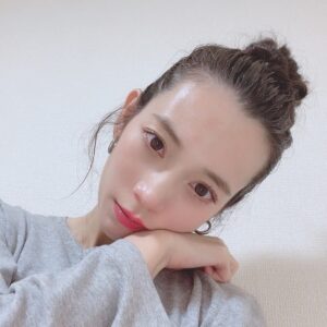 Phương Chị Instagram - 最近、お団子ヘアーが上手く作れるようになって嬉しい。笑