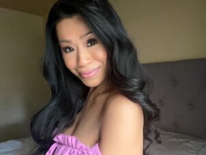 Phuong Kubacki Instagram - If u can’t tone it, tan it! 🙊🤣
I hate being in the sun.  Seriously, i religiously wear sun screen and always try to find a place in the shade when I’m outside.  That’s why a good spray tan is a lifesaver for me! Especially when I’m on camera or even wearing white.  Spray tans make u look thinner and u avoid tan lines! Big thanks to @scottsdalespraytan for my beautiful bronze skin! #asianactress