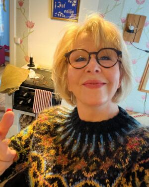 Pia Johansson Instagram - Fick ett litet restgarn nystan med guldtrådar av min snälla granne som inspirerade mig att ta fram mina egen restgarns låda  Sen inspirerades jag av @lindtski som i sin tur inspirerats av @maikkinoora som kanske inspirerades av den finska skogen, vad vet jag. Kul hade jag i alla fall och jag tackar alla inspiratörer och min egen; Fru Fantasi!🧚‍♀️