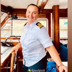 Pia Johansson Instagram - Min Gud dotter -Färdig Skärgårdskapten! Tuuuuuuta!!! Allt hon kan, har hon lärt sig av mig, framför allt ödmjukhet 😂 Älskar dig Justine @jussihjorth 🩵