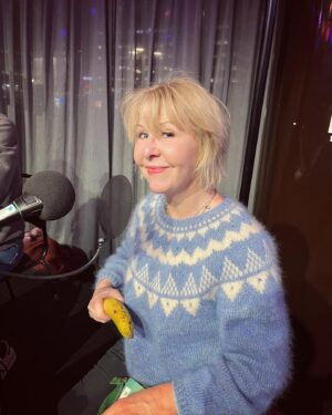 Pia Johansson Instagram - ” en ny sticketröja och en banan till hands och livet känns lite lättare” som min mormor sa. Hon sa också: ” jag köper inte längre gröna bananer, man vet ju inte om de hinner mogna…”
