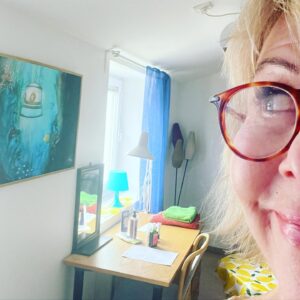 Pia Johansson Instagram - I min loge med favorit tavlan @antonritarsaker  gör mig glad