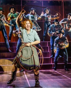 Pia Johansson Instagram - Ni som var sena på bollen, missade vår dundersuccé, eller vill se den igen! Nu har ni chansen! Vi släpper nya biljetter. Vi vill spela igeeeeeeen! För just dig!
Kom!
@uppsalastadsteater  #musical #9-5 #världensbästaensemble