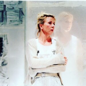 Pia Johansson Instagram - Grattis till Nobel priset Jon Fosse!!! 🏅🌟 Här kommer lite skryt: Spelade i hans pjäs ”Flickan i soffan” 2002, med bl.a. @actress_sofia_helin_  i regi av #sofiajupither på  Stadsteatern i Stockholm. 📸Petra Hellqvist  Han kom faktiskt på vår premiär och jag hade honom till bordet på middagen! En blyg men varm man med humor i bakfickan.❤️ Jag minns att det var en svår text att lära in men sen var det kul att lira den! Det svängde! Hurra för Jon!!!🏅🎭👏👏👏
