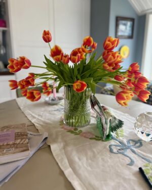 Pia Johansson Instagram - Tack @orbyhusslottstradgard för att våren Äääääntligen kom in till mitt hus! Alltid fina blommor o trevligt bemötande! Nu kan vi dricka kaffe på trappan! Ett vårtecken! Glad sista april ALLA vårsugna!