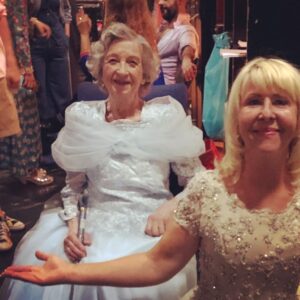 Pia Johansson Instagram - Meta Velander!!! Fyller 99 år i dag! Hurra!!! När jag började på Stadsteatern möttes vi kulisserna i ” Affären Danton”, 1986,där vi löste korsord o skojade med varandra. Hon hade då vid hunnit med en karriär och precis påbörjat sin andra med stora o fantastiska roller. Ingen kunde texten bättre än Meta, och vilken textbehandling! Lärt mig mycket av denna Thalias Gigant!
Alltid i tid,kamratlig, rolig och envis med mycket värme och hjärta💖Grattis, du underbara!
