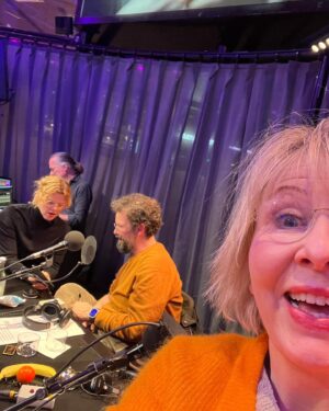 Pia Johansson Instagram - Nya påminutare klara! Denna gången gjorde Fredrik Lindström en 1 minutare!!🥳Han är Fantastisk! Liksom @helena_lindegren o @ericstern som är ljuvliga improvisatörer! skrattat som vanligt. Å så ljuvlig pausmusik av @erlandvonheijne o underfundiga o roliga domare @hansrosenfeldtofficial  hoppas ni får likaroligt som jag hade när ni lyssnar! @sverigesradiop1  #påminutenp1