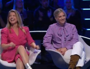 Pia Johansson Instagram - Sverige må vara värdiga vinnare i kväll i #1motsverige @svt men jag vann så mycken kärlek, tack vare mina fantastiska musikal kollegor @fridaohrn_official och @lindakulle som är som två solar av ljus o värme🤠🤠🌼🌼#countrygirls #musical9-5 @uppsalastadsteater  Tack för att ni lyser upp min n tillvaro. 🌝