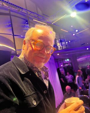 Pia Johansson Instagram - Nya påminutare klara! Denna gången gjorde Fredrik Lindström en 1 minutare!!🥳Han är Fantastisk! Liksom @helena_lindegren o @ericstern som är ljuvliga improvisatörer! skrattat som vanligt. Å så ljuvlig pausmusik av @erlandvonheijne o underfundiga o roliga domare @hansrosenfeldtofficial  hoppas ni får likaroligt som jag hade när ni lyssnar! @sverigesradiop1  #påminutenp1