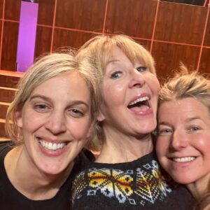 Pia Johansson Instagram - I kväll är jag o mina ljuvliga 9-5 systrar hos @therealbabben i #1motsverige i @svt @lindakulle @fridaohrn_official