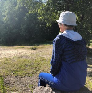 Pia Johansson Instagram - Vi spelade Spelman på taket och jag stod och sjöng upp i källaren när min bror ringde och sa att mamma dött. En kvart innan 1a entré.  Märkligt hur kroppen fortsätter att utföra det mekaniska. Publiken märkte nog ingen skillnad. Förrän vi kommer till scenen när Tevje frågar Golde om hon älskar honom, och vi ska sjunga en sång om Kärlek.  Jag blir alldeles stillastående och minns ingenting. Allt försvinner. Jag drabbas av min mors närvaro inne i mig och får inte fram ett ord. Musiken stannar av. Dan, tittar på mig och sänder en trygg och kärleksfull blick som säger: jag står här vid din sida, ta din tid. Jag känner att allt som räknas är Kärlek och jag kan fortsätta. Ibland i svåra stunder är det en välsignelse att ha detta märkliga yrke.  Mamma jag älskar dig så. ❤️ #kärleksfullensemble #spelmanpåtaket #danekborg @kulturhusetstadsteatern 📷Rahm