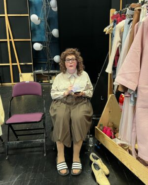 Pia Johansson Instagram - Ni som var sena på bollen, missade vår dundersuccé, eller vill se den igen! Nu har ni chansen! Vi släpper nya biljetter. Vi vill spela igeeeeeeen! För just dig!
Kom!
@uppsalastadsteater  #musical #9-5 #världensbästaensemble