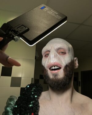Piche Instagram - Avant toute chose : t’es inscrit sur les listes électorales ? 
Parce que si tu penses avoir peur avec mon look c’est rien comparé à ce qui va nous tomber dessus si on vote pas le 30 juin . 

Ensuite, voici quelques extraits de backstage pour vous montrer mieux le travail extraordinaire de @statementpiecemakeup ( slide 5 ) qui a réalisé une véritable prouesse, je m’en remets pas 🫠

Et @geoffreymingot qui enchaîne les masterpieces ( mes looks Titanic, arlésienne, héroïne du passé, la finale au grand rex etc … ) 

Nails always by @nail_artist_bymama ❤️

Slide 6 par le meilleur @thefrenchbeautyboy PERIOD 

Donnons la lumière aux artisans sans qui nous ne ferions ( moi en tout cas ) rien du tout ❤️🥲