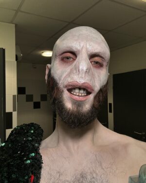 Piche Instagram - Avant toute chose : t’es inscrit sur les listes électorales ? 
Parce que si tu penses avoir peur avec mon look c’est rien comparé à ce qui va nous tomber dessus si on vote pas le 30 juin . 

Ensuite, voici quelques extraits de backstage pour vous montrer mieux le travail extraordinaire de @statementpiecemakeup ( slide 5 ) qui a réalisé une véritable prouesse, je m’en remets pas 🫠

Et @geoffreymingot qui enchaîne les masterpieces ( mes looks Titanic, arlésienne, héroïne du passé, la finale au grand rex etc … ) 

Nails always by @nail_artist_bymama ❤️

Slide 6 par le meilleur @thefrenchbeautyboy PERIOD 

Donnons la lumière aux artisans sans qui nous ne ferions ( moi en tout cas ) rien du tout ❤️🥲