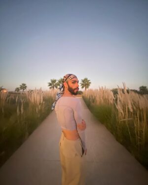 Piche Instagram - Un peu «  prince of persia «  vibe ou pas du tout ? 🙇🏻‍♂️

D’ailleurs comme vous pouvez voir en slide la DA de mon prochain clip n’est pas basé sur prince of persia bien qu’on y retrouve également beaucoup de fumer 😏

Vous me direz quel est le rapport avec prince of persia ? Bah j’en sais rien je l’ai pas vu, je suis chanteur pas critique de cinéma ( désolé j’m’enflamme parce que je suis excité de ce qui arrive 🥲 )