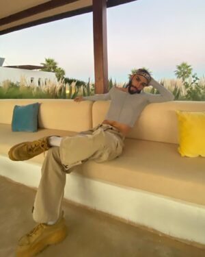 Piche Instagram - Un peu «  prince of persia «  vibe ou pas du tout ? 🙇🏻‍♂️

D’ailleurs comme vous pouvez voir en slide la DA de mon prochain clip n’est pas basé sur prince of persia bien qu’on y retrouve également beaucoup de fumer 😏

Vous me direz quel est le rapport avec prince of persia ? Bah j’en sais rien je l’ai pas vu, je suis chanteur pas critique de cinéma ( désolé j’m’enflamme parce que je suis excité de ce qui arrive 🥲 )