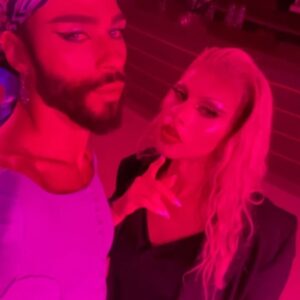 Piche Instagram - La picho prend le contrôle de cette légende pour en présenter une autre aka LA @vespi__ parce qu’il y a des personnes qui changent tout votre quotidien quand iels y rentrent .

Déjà on se devait de partager ce petit séjour ensemble au Maroc ( voir les slides sans jugement svp ) mais surtout y faut sachez que cette personne c’est mon sang ma SANGLE  et que même sans permis je mettrais toujours la ceinture avec elle pour être en sécurité ( sécurité visuelle notamment … parce que si je faisais tout toute seule je ressemblerais plus à Nadine Morano je pense ) 

On se dit pas qu’on s’aime parce qu’on est pas des PD mais t’as capté 🏳️‍🌈