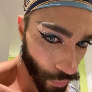 Piche Instagram - Un peu «  prince of persia «  vibe ou pas du tout ? 🙇🏻‍♂️

D’ailleurs comme vous pouvez voir en slide la DA de mon prochain clip n’est pas basé sur prince of persia bien qu’on y retrouve également beaucoup de fumer 😏

Vous me direz quel est le rapport avec prince of persia ? Bah j’en sais rien je l’ai pas vu, je suis chanteur pas critique de cinéma ( désolé j’m’enflamme parce que je suis excité de ce qui arrive 🥲 )