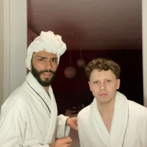 Piche Instagram - La picho prend le contrôle de cette légende pour en présenter une autre aka LA @vespi__ parce qu’il y a des personnes qui changent tout votre quotidien quand iels y rentrent .

Déjà on se devait de partager ce petit séjour ensemble au Maroc ( voir les slides sans jugement svp ) mais surtout y faut sachez que cette personne c’est mon sang ma SANGLE  et que même sans permis je mettrais toujours la ceinture avec elle pour être en sécurité ( sécurité visuelle notamment … parce que si je faisais tout toute seule je ressemblerais plus à Nadine Morano je pense ) 

On se dit pas qu’on s’aime parce qu’on est pas des PD mais t’as capté 🏳️‍🌈